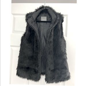 Black shortsleeve fur vest 🖤